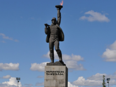 Памятник Покорителям Самотлора установлен в пятидесятилетний юбилей Нижневартовского района в 1978 году. Памятник представляет собой 12 - метровую бронзовую фигуру рабочего, установленную на гранитном пьедестале. У его подножия закопана капсула с пожеланиями жителям Нижневартовска XXI века. Ее вскрытие намечено в 2018 году. Памятник установлен на перекрестке дорог, одна из которых ведет к знаменитому озеру Самотлор, которому обязан Нижневартовск и своим рождением, и своей славой.