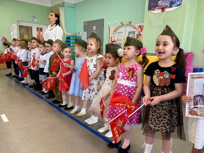 В нашем детском саду уже стало доброй традицией проводить парад Победы.


День Победы - великий праздник! Наша задача сохранить память о величайших подвигах нашего народа, пронести его в сердцах и передать будущим поколениям!