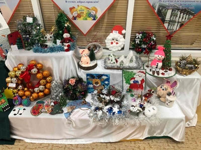 "Новогодние чудеса"


В нашем детском саду стало доброй традицией ежегодно проводить выставки новогодних поделок, в которых принимают активное участие родители и дети.


Созданные своими руками новогодние поделки из природных и самых обычных бросовых материалов, уникальны и оригинальны каждая по своему, потому что в них вложена душа, частичка тепла и света!